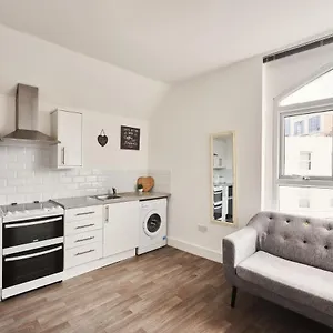 Apartment Modern Central Studio And One Bed Flats Close To The Beach